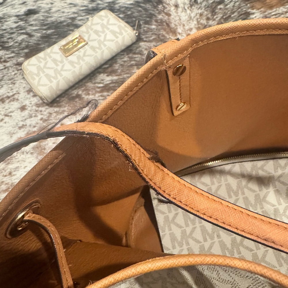 Michael Kors Cream and Tan Tote Bag Set - Picture 4 of 13